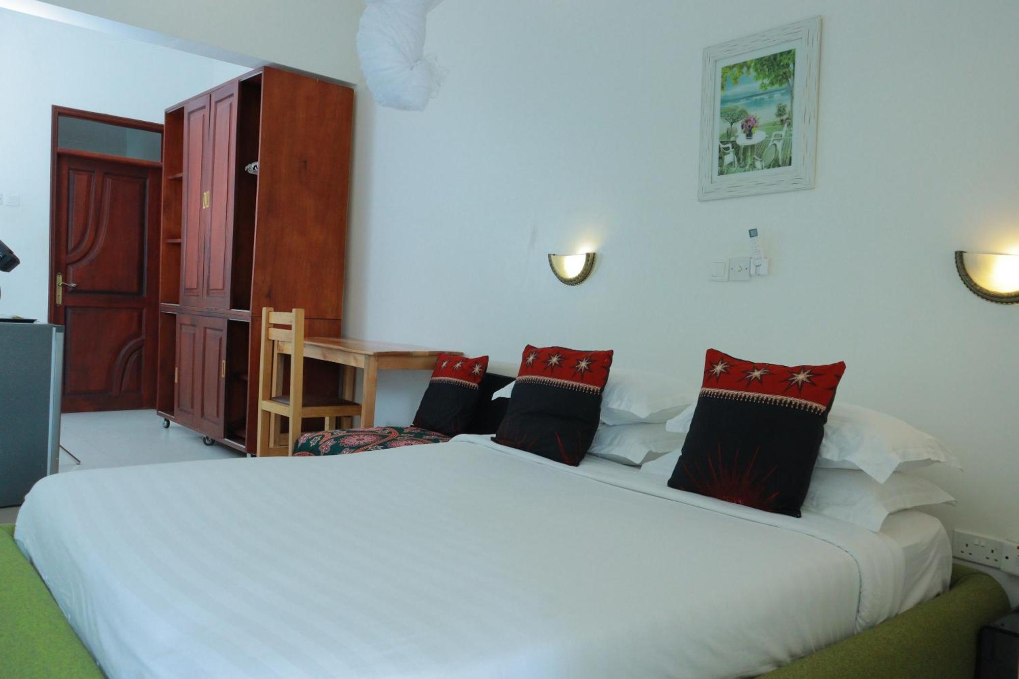 Mowicribs Hotel And Spa Ентебе Екстериор снимка